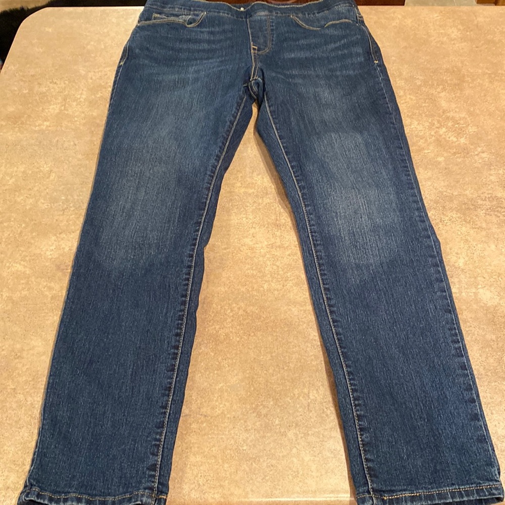 Womens Levis elastic waist jeans size 8 inseam measures about 26.5”